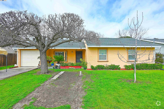 Building Photo - 2121 Blackfield Dr