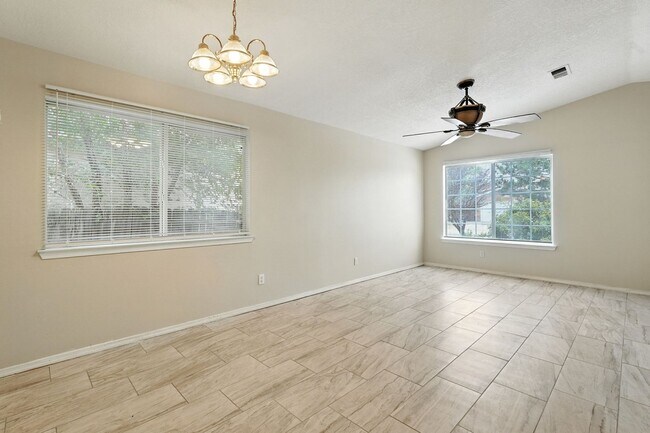 Building Photo - For Rent | 3 Bed / 2 Bath | 2 Car Garage |...