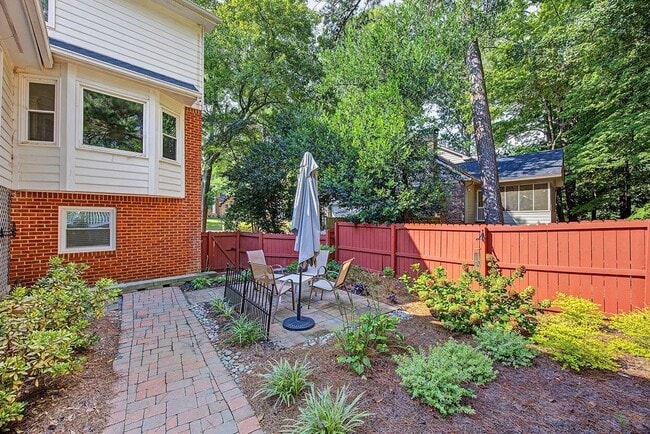 Building Photo - 2132 Dunwoody Glen