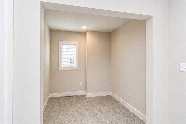 Building Photo - 701 Halcyon Ln
