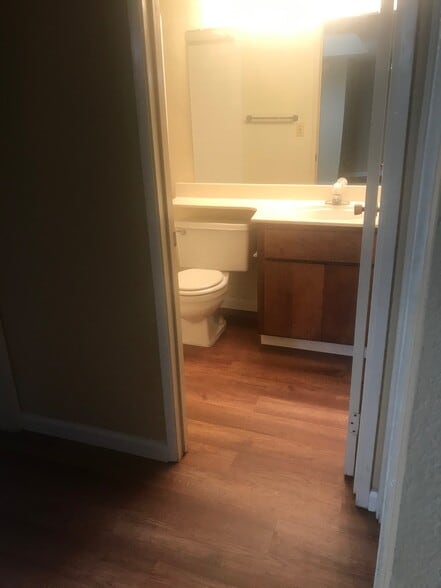 Full bath - 3991 Milton Ter