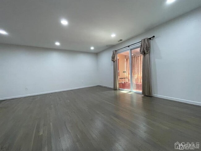 Building Photo - 115 Redbud Rd