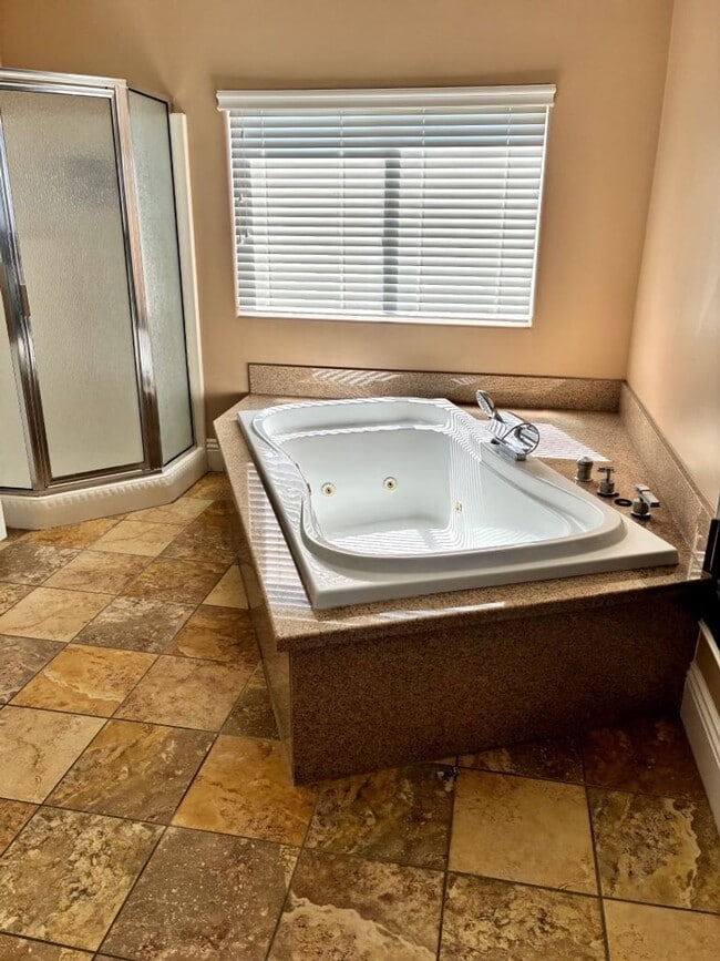 Building Photo - Coastal Living Awaits