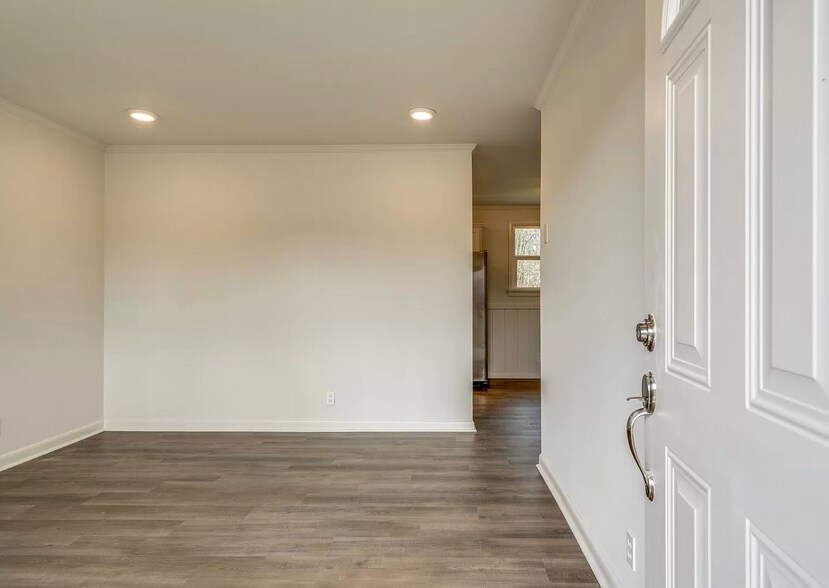 Building Photo - 3100 Richmond Hill Dr