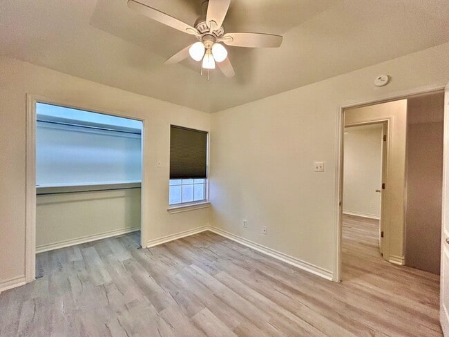 Building Photo - 1000 Ranchway Dr