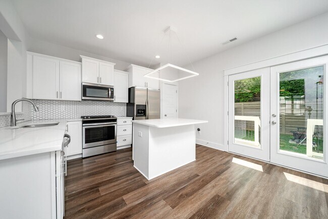 Building Photo - Stunning 2BE/2.5BA townhome next to Percy ...