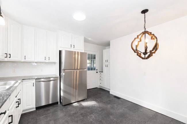 Building Photo - Three Bedroom Home!