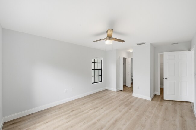 Building Photo - 2691 Albatross Rd N