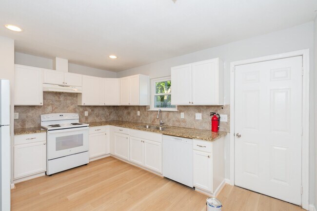 Building Photo - 3707 Meadowlake Rd