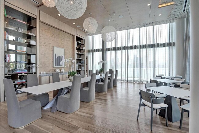 Building Photo - 5000 Island Estates Dr