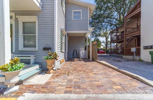 Building Photo - 251 Charlotte St