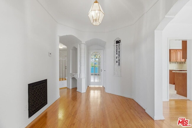 Building Photo - 307 S Doheny Dr