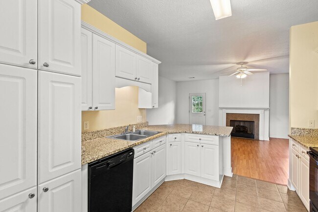Building Photo - 3/2, fenced in backyard, heart of Auburn!