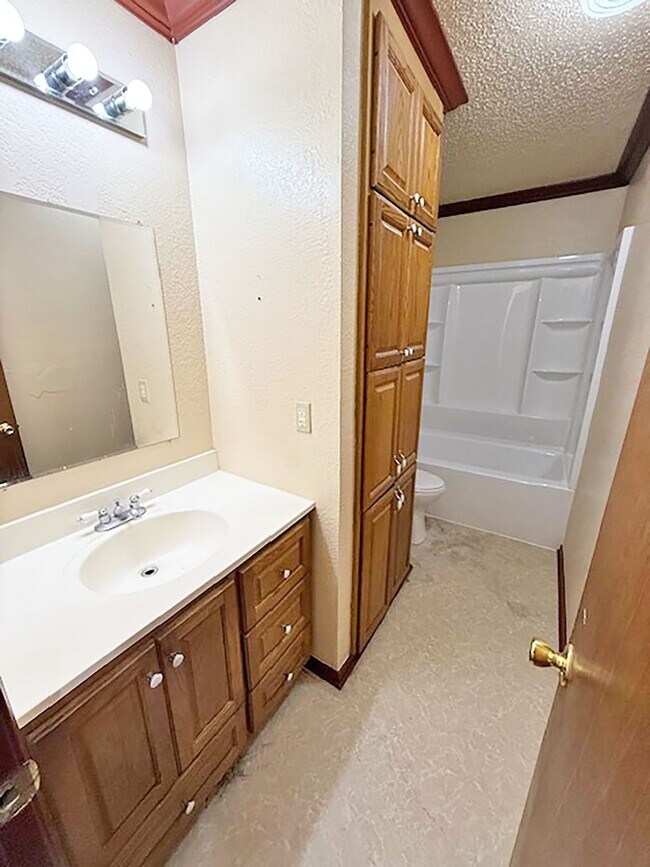 Building Photo - Nice 3 Bdrm 2 Bath Home in Decatur Texas