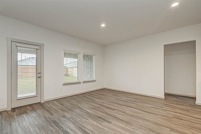 Building Photo - 3418 Lake Landing Ln