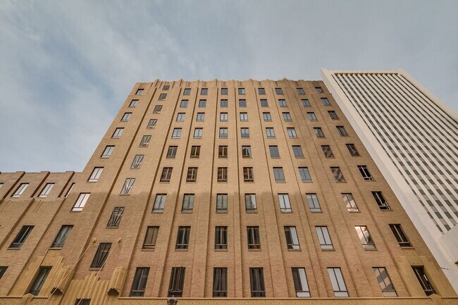 Building Photo - 114 W Adams St