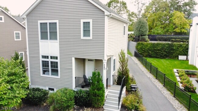 Building Photo - 156 Broad St