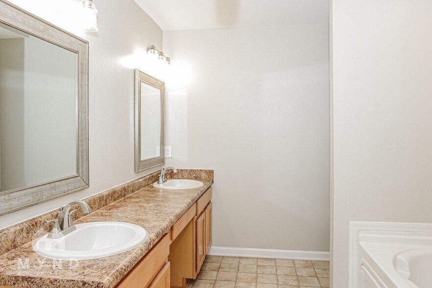 Building Photo - 3225 Lakeland Dr SW