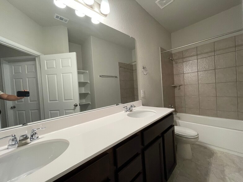 Building Photo - 300 La Joya Pass