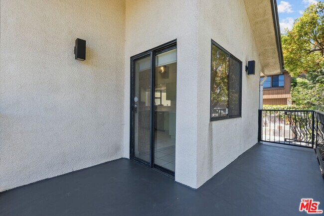 Building Photo - 3665 Alta Mesa Dr