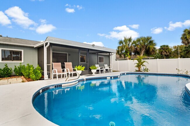 Building Photo - 801 Young Ave NW