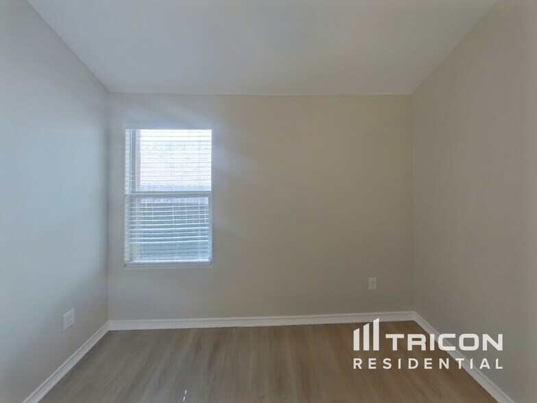 Building Photo - 2445 Carolina Dr