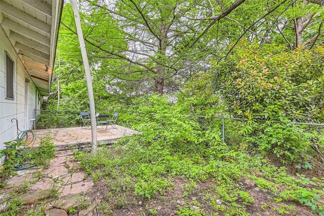 Building Photo - 210 W 51st St