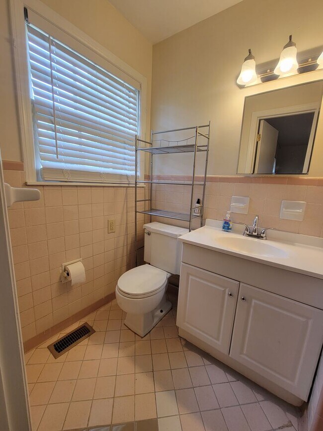 Building Photo - 3 Bedroom 2 Bathroom Home with One Car Attached Garage in Valley Park Homes Subdivision