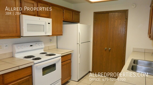 Building Photo - 822 N Daisy Ln