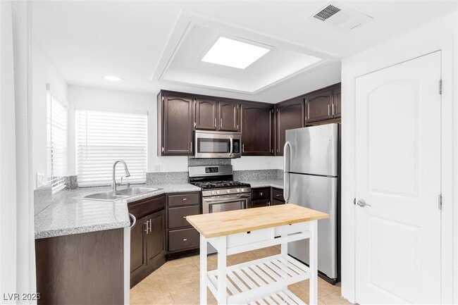 Building Photo - 7600 Beverly Hills Dr