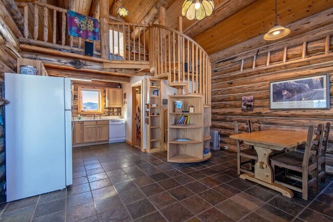 Building Photo - 5077 Pine Dr