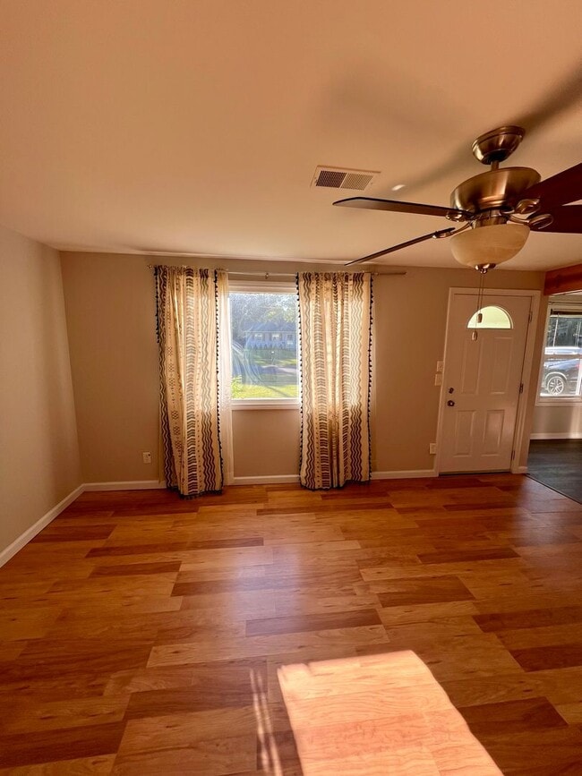 Building Photo - 3 Bedroom 1 Bathroom House for Rent