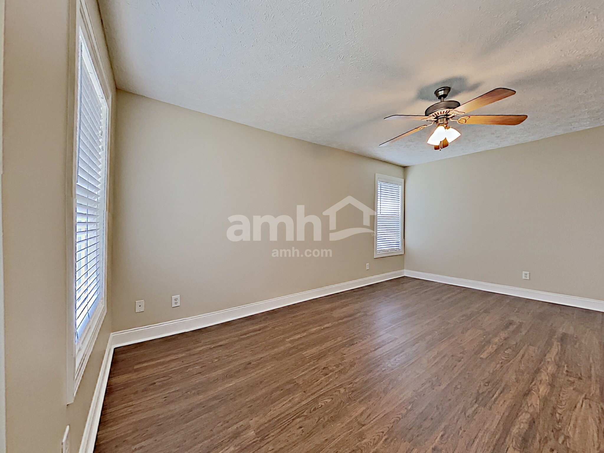 Building Photo - 1131 Longwood Dr