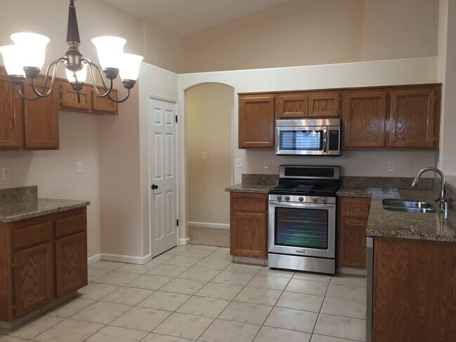 Building Photo - Beautiful 3 Bed 2 Bath in Riverlakes Community - Northwest Bakersfield- $2,350 Rent