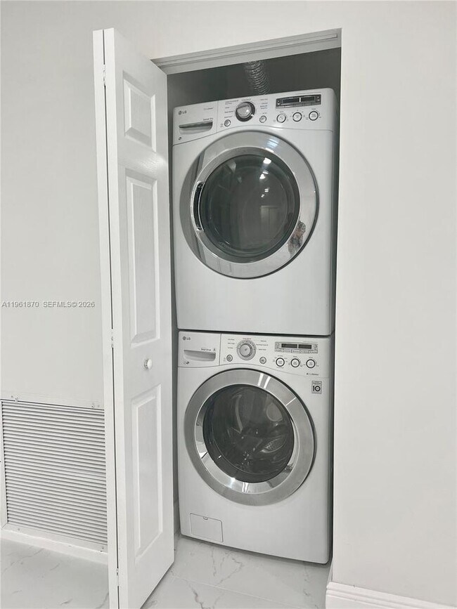 Building Photo - 931 NW 35th Ave