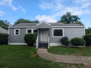 Building Photo - Remodeled 2 Bed 1 Bath Home Convenient Location