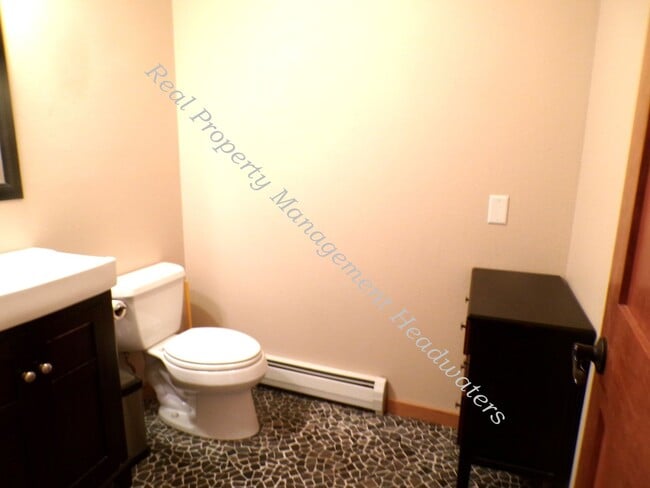 Building Photo - 5 Bedroom 2-1/2 Bath House for Rent