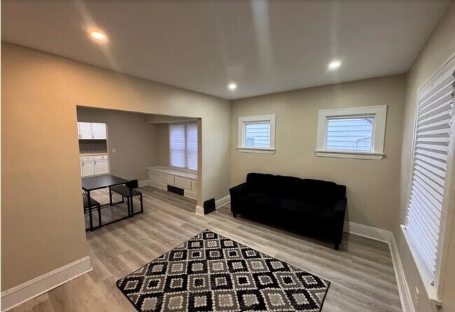 Building Photo - 14910 Kingsford Ave