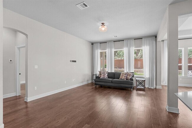 Building Photo - 522 Dayridge Dr