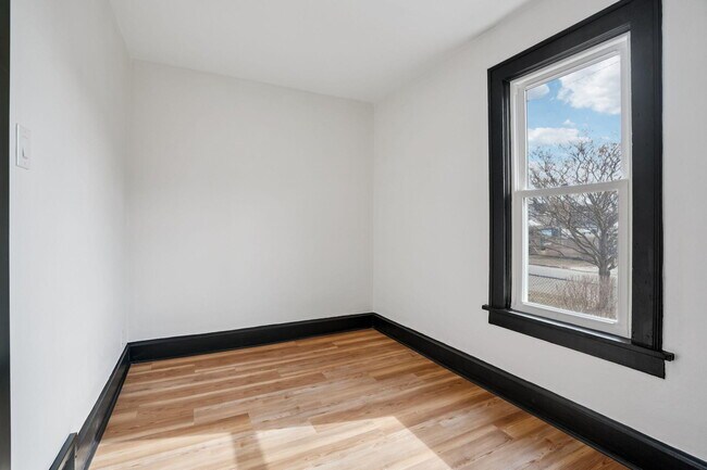 Building Photo - 5039 26th Ave