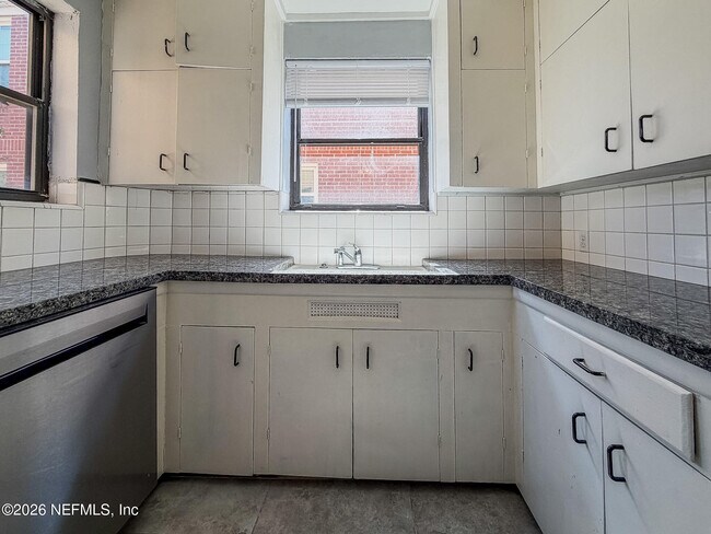 Building Photo - 1733 River Rd