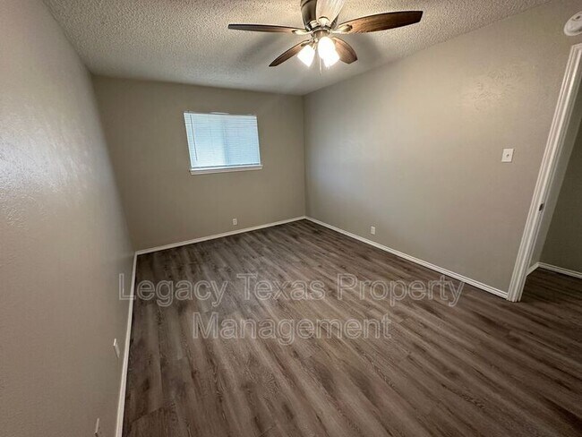 Building Photo - Apt A 1116 N Nolan River Rd - Apt A