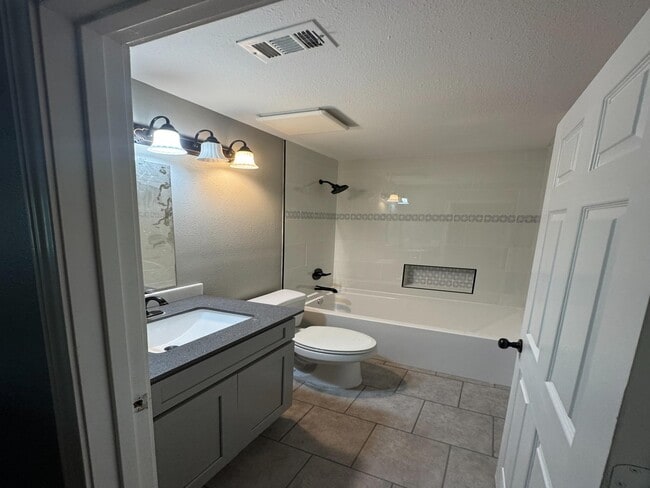 Building Photo - 2014 Oak Shores Dr