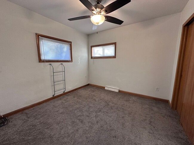 Building Photo - 2 Bedroom house with 1 car attached garage $825 per month