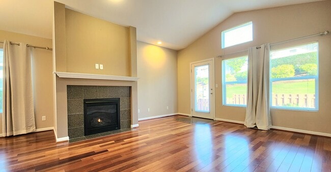 Building Photo - Lake Stevens 3 Bedroom Home in Gated Commu...