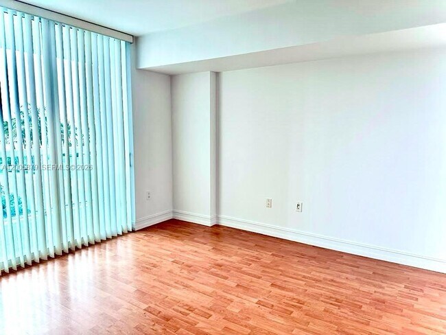 Building Photo - 1800 N Bayshore Dr