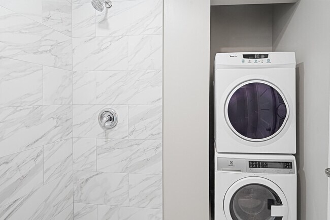 Building Photo - 381 Adams St