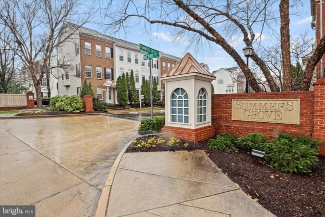 Building Photo - 901 Harrison Cir