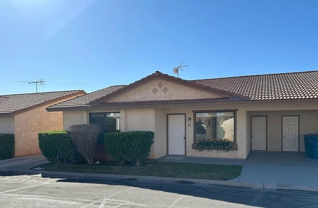 Building Photo - Single-Level 3 Bedroom Townhome in St. George