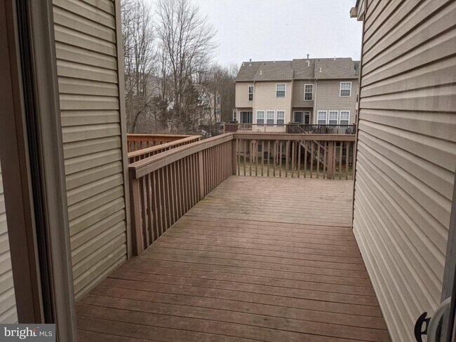 Building Photo - 625 Village Ct